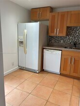 3401 N Country Club Dr, Unit 6 in Aventura, FL - Building Photo - Building Photo