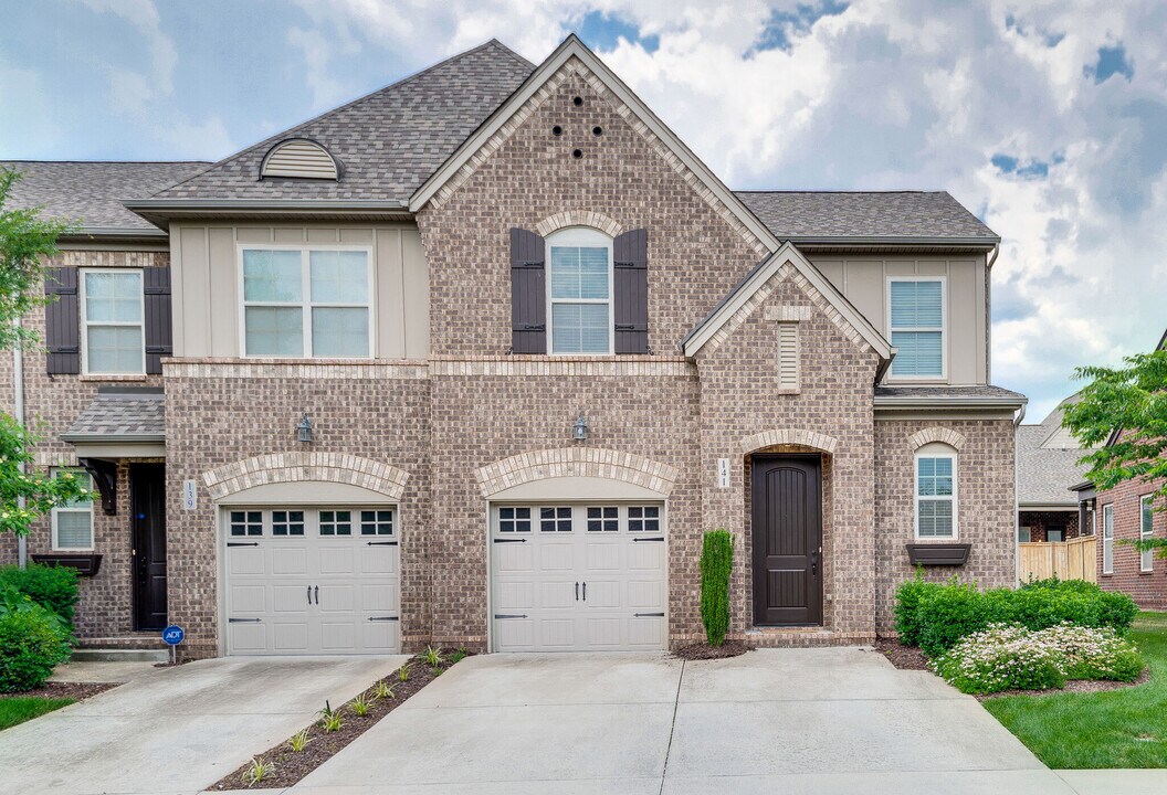 141 Ambassador Private Cir in Hendersonville, TN - Foto de edificio