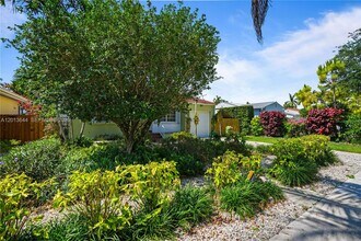 2460 SW 24th St in Miami, FL - Building Photo - Building Photo