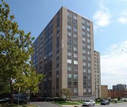 Parkway Towers in Kansas City, MO - Building Photo - Building Photo