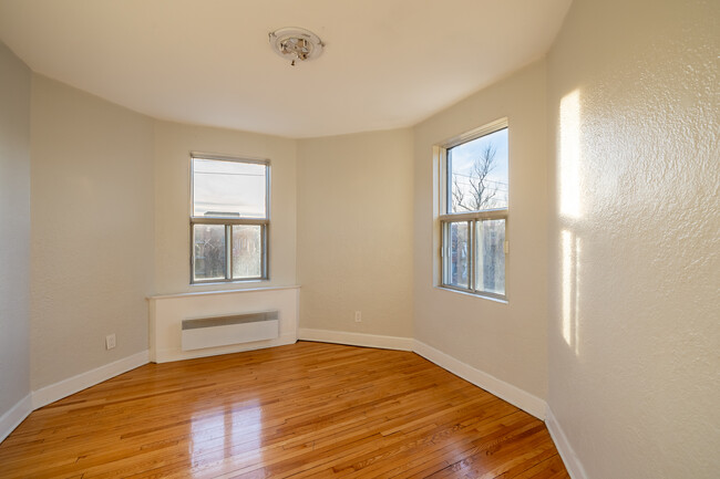 5051 Clanranald in Montréal, QC - Building Photo - Interior Photo