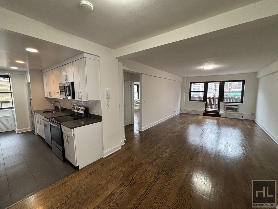 219 E 69th St in New York, NY - Building Photo