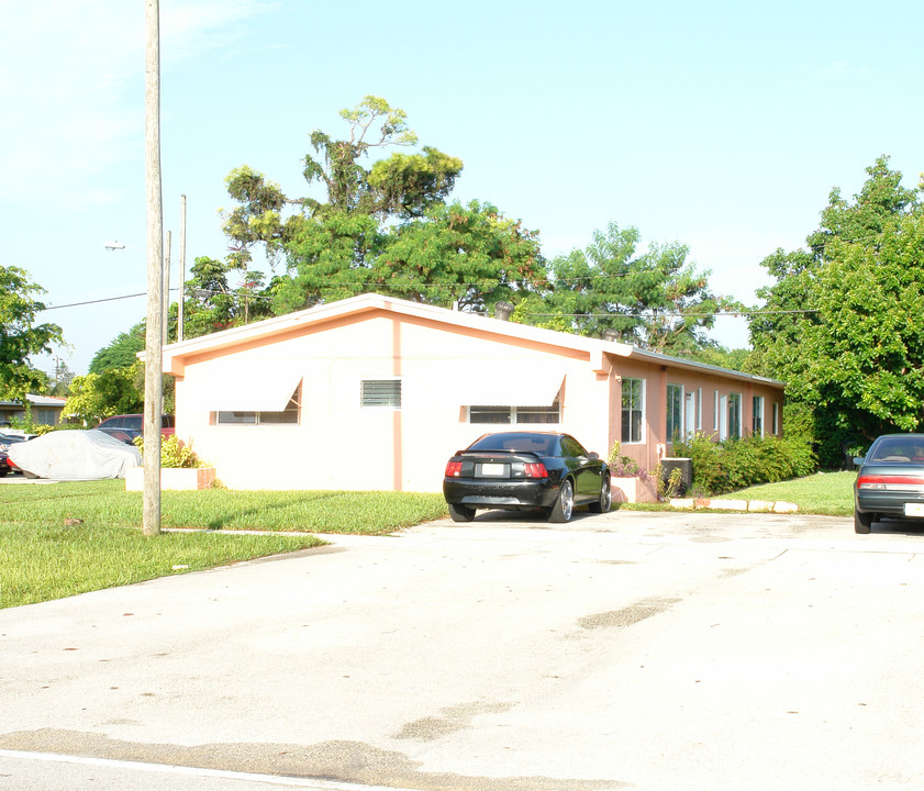 16940-16992 NE 18th Ave in Miami, FL - Building Photo