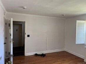 1084 Fenwood Dr in Valley Stream, NY - Building Photo - Building Photo