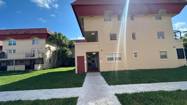 10903 N Kendall Dr in Miami, FL - Building Photo - Building Photo