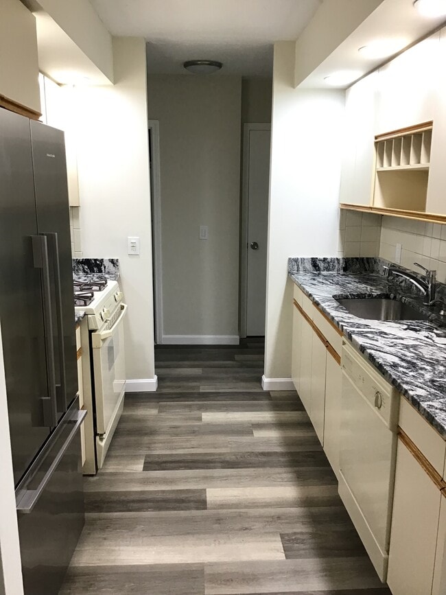 210 Brook Village Rd, Unit #26 in Nashua, NH - Building Photo - Building Photo