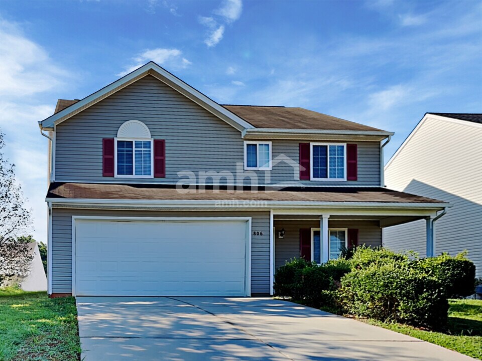 806 Topsail Dr in Browns Summit, NC - Building Photo