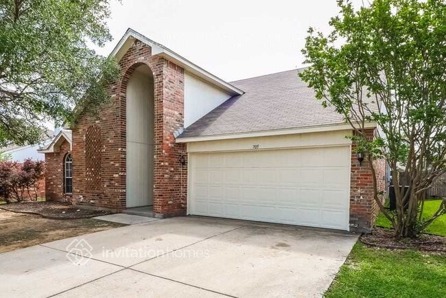 705 Crestmont Dr in Burleson, TX - Building Photo - Building Photo