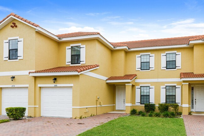 1470 Pacific Rd in Poinciana, FL - Foto de edificio - Building Photo