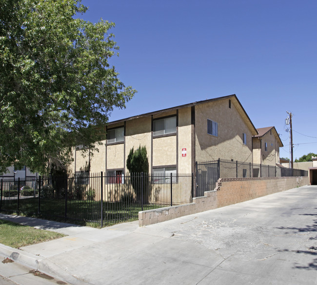 406 E Avenue Q3 in Palmdale, CA - Foto de edificio - Building Photo