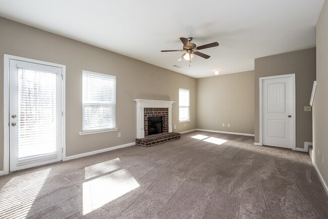 302 Crescent Woode Dr in Dallas, GA - Foto de edificio - Building Photo