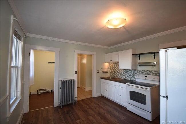 73 Center St, Unit C in Windsor Locks, CT - Foto de edificio - Building Photo