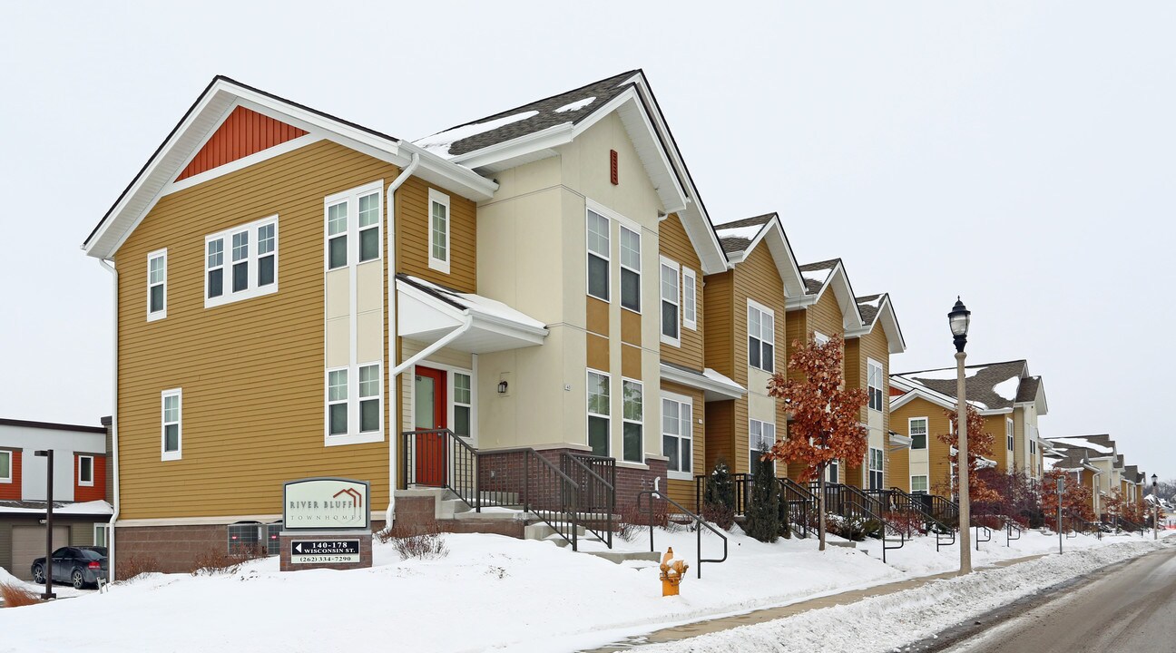 Riverbluff Townhomes in West Bend, WI - Foto de edificio