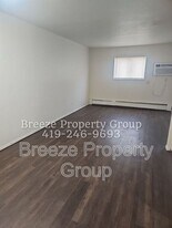 4912 Douglas Rd in Toledo, OH - Building Photo