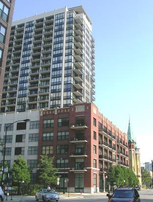 210 S Desplaines St, Unit 2211 in Chicago, IL - Building Photo