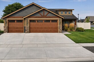 Thayer Cottages in Rathdrum, ID - Building Photo - Building Photo