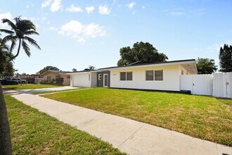 4001 NW 187th Terrace in Miami Gardens, FL - Building Photo - Building Photo