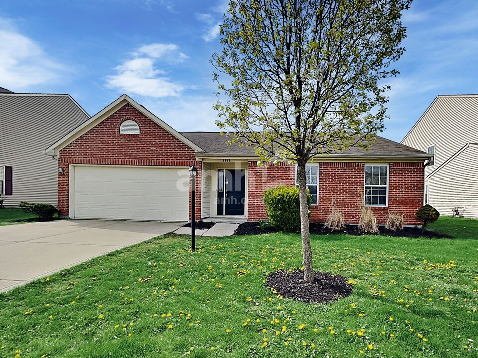6631 W Irving Dr in McCordsville, IN - Building Photo