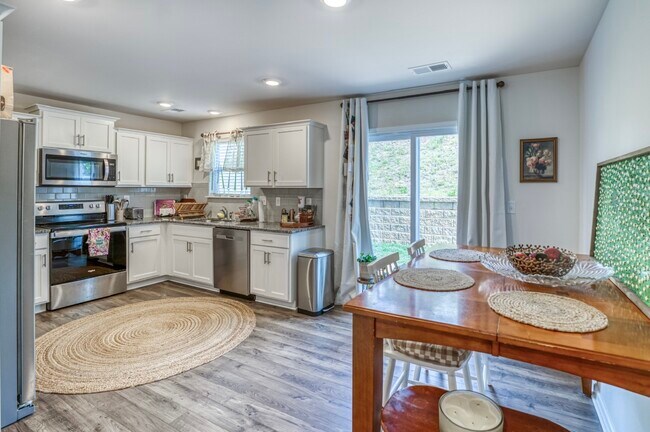 8 Chambers Garden Dr in Arden, NC - Building Photo - Building Photo