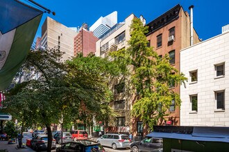 235 E 51st St in New York, NY - Foto de edificio - Building Photo