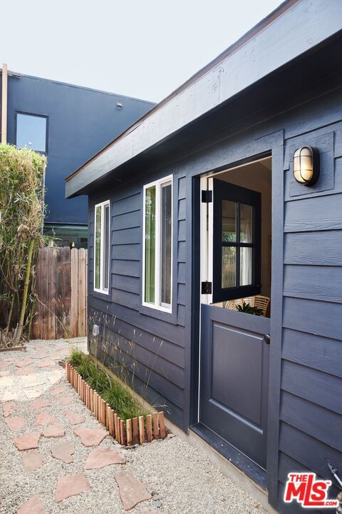 1249 N Hoover St in Los Angeles, CA - Building Photo - Building Photo