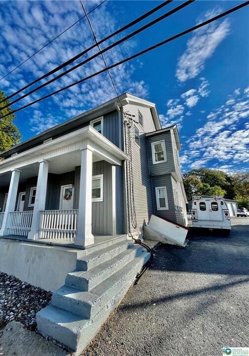 5880 Sullivan Trail in Nazareth, PA - Foto de edificio