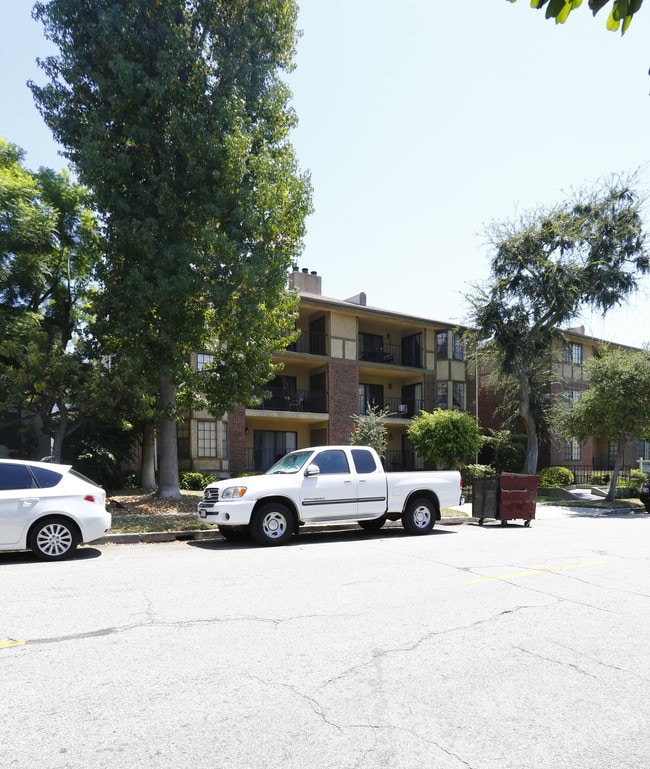 336 N Louise St in Glendale, CA - Foto de edificio - Building Photo