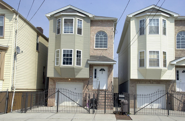 236 Sherman Ave in Newark, NJ - Foto de edificio - Building Photo