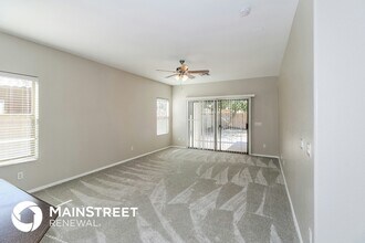 8738 S 57th Dr in Phoenix, AZ - Foto de edificio - Building Photo