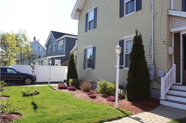 226 California St in Newton, MA - Building Photo - Building Photo