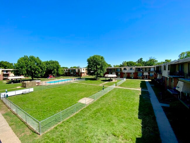 Magnolia Woods in Wichita, KS - Building Photo - Building Photo