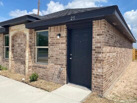 1105 W Kennedy St in Pharr, TX - Building Photo