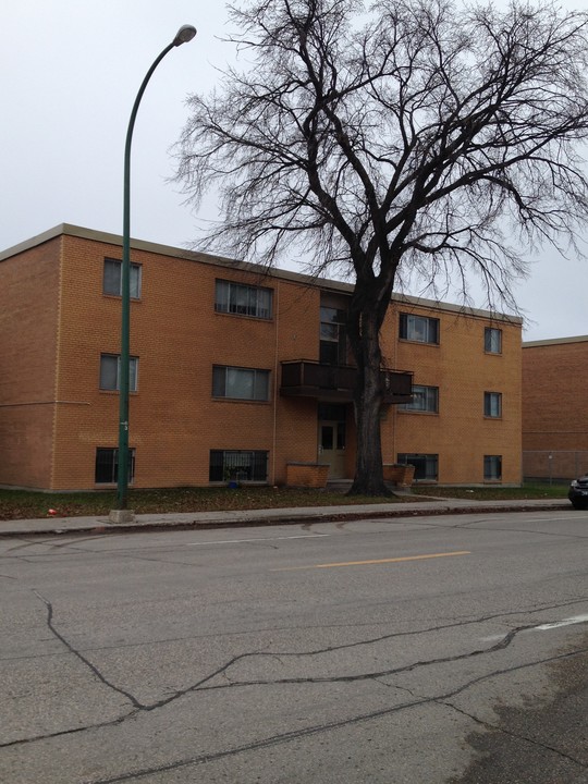 490-500 Talbot Ave in Winnipeg, MB - Building Photo