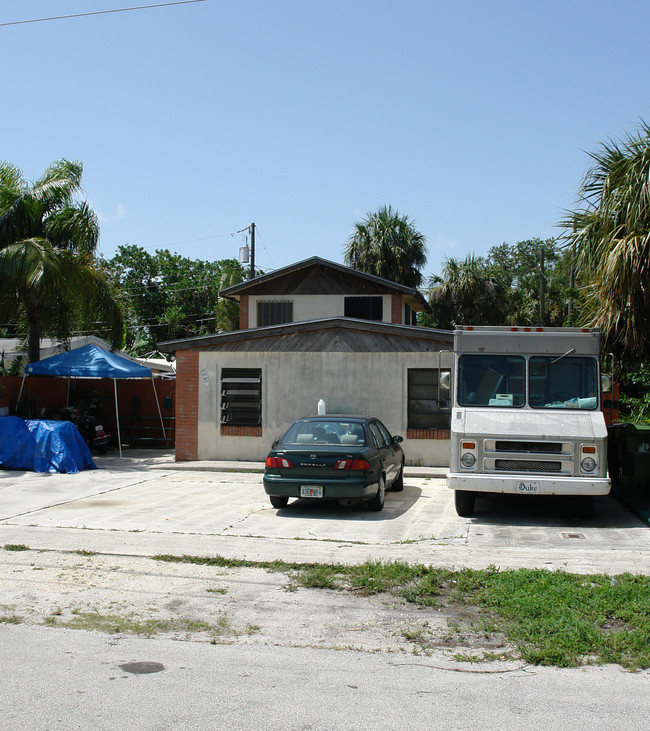 836 SW 25th St in Fort Lauderdale, FL - Foto de edificio - Building Photo