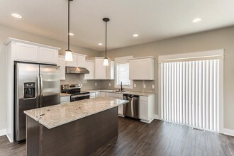 14418 Holcomb Ave in Urbandale, IA - Building Photo - Building Photo