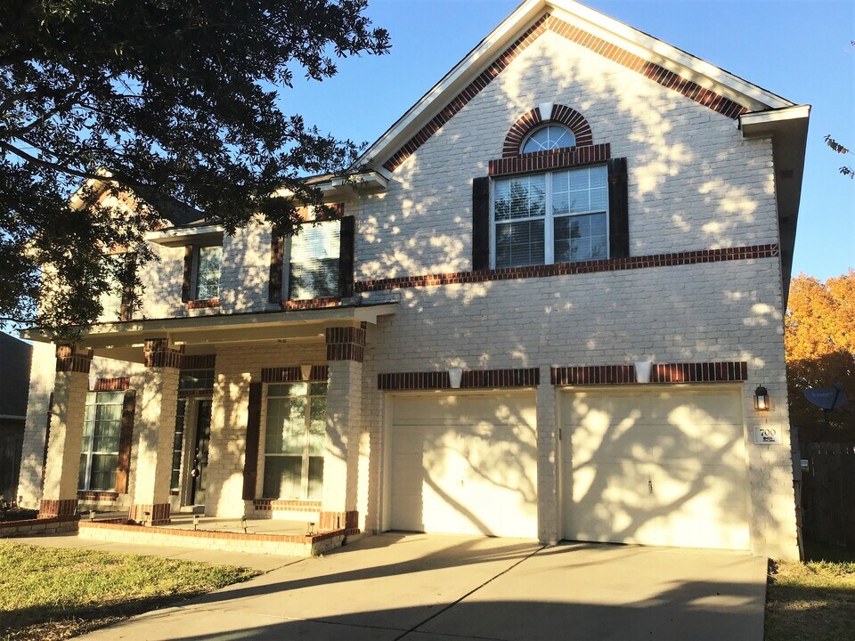 700 Stevenage Dr in Pflugerville, TX - Foto de edificio