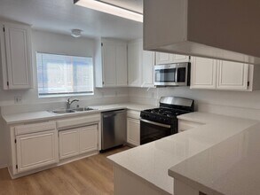 17178 Chatsworth St, Unit 4 in Granada Hills, CA - Foto de edificio - Building Photo