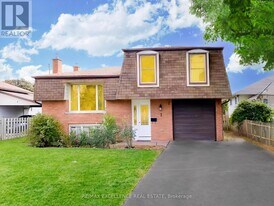 7 Dunnett Blvd in Belleville, ON - Building Photo