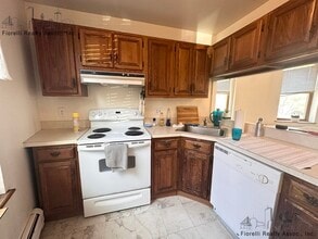 556 Commercial St, Unit 3 in Boston, MA - Building Photo - Building Photo