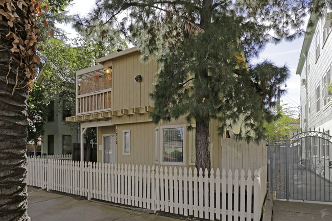 1712 S St in Sacramento, CA - Building Photo - Building Photo