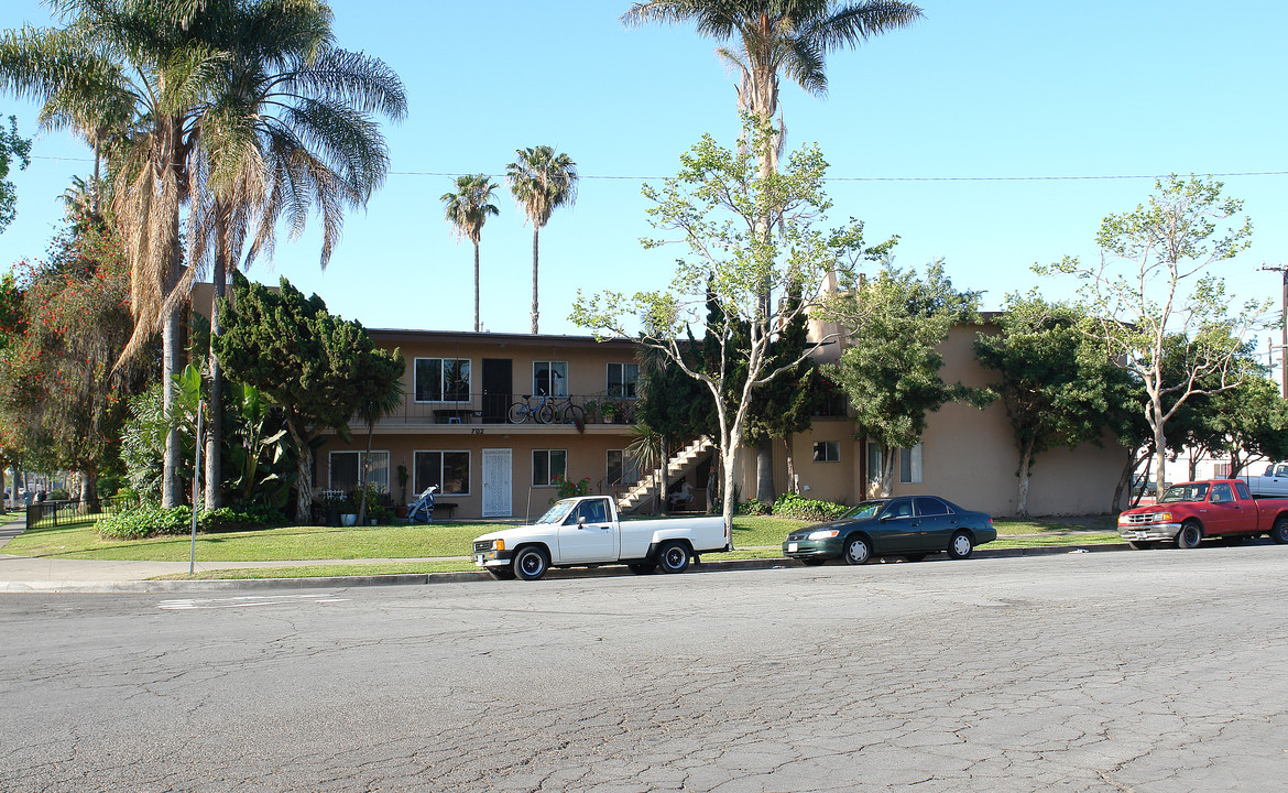 702 S Raitt St in Santa Ana, CA - Building Photo