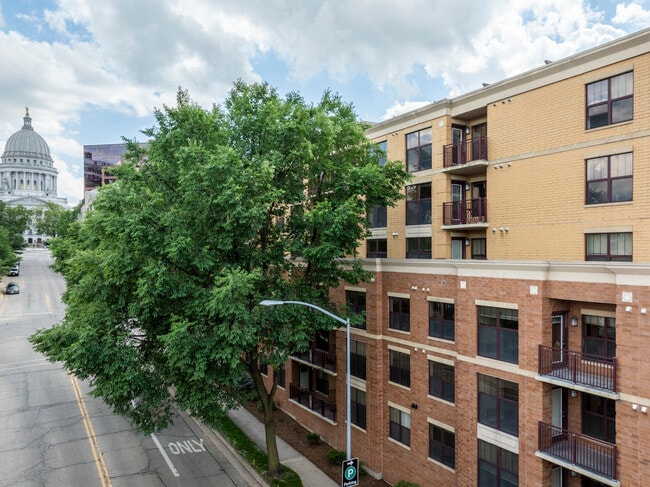 Hamilton Plaza in Madison, WI - Foto de edificio - Building Photo