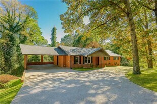 5425 Skyview Dr SW in Atlanta, GA - Building Photo