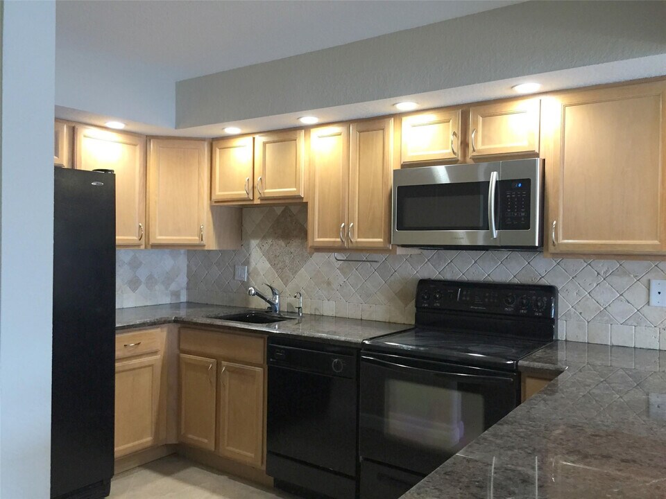 1100 Crystal Lake Dr in Pompano Beach, FL - Building Photo