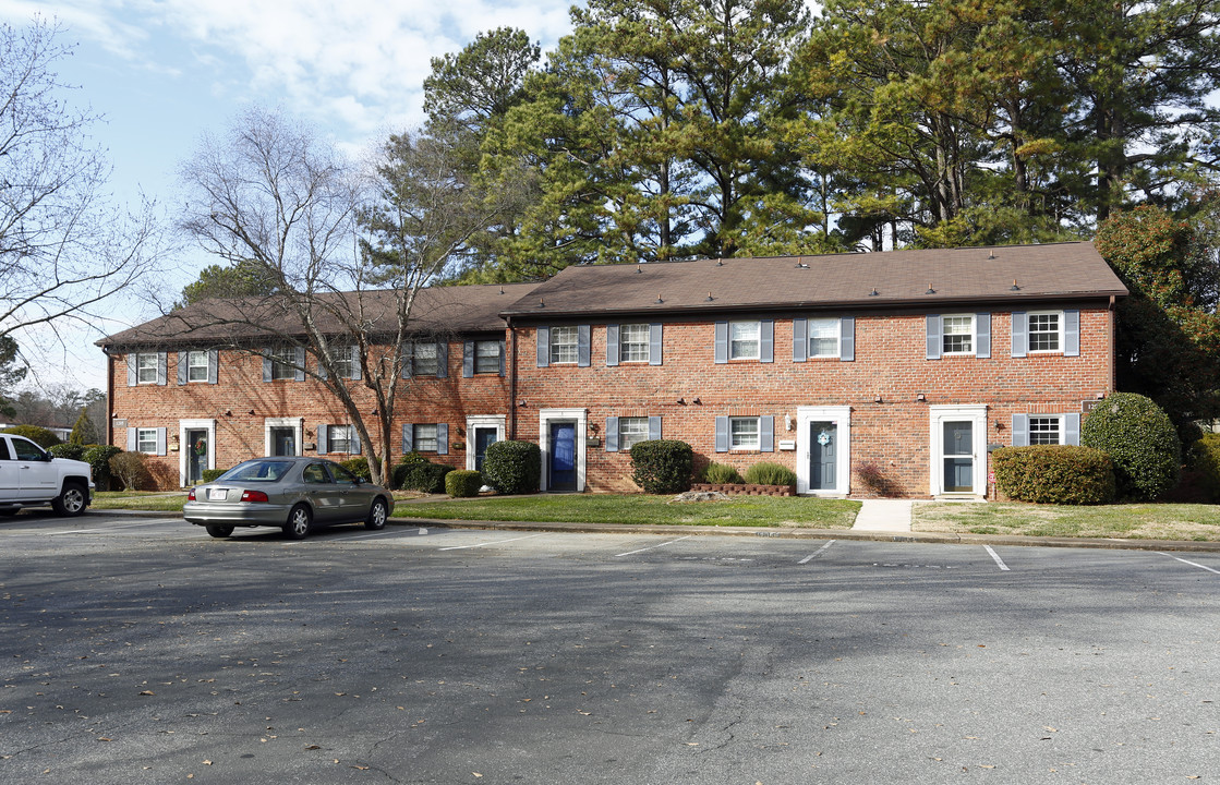 The Falls Condominiums in Raleigh, NC - Building Photo