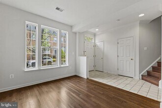 46212 Walpole Terrace in Sterling, VA - Foto de edificio - Building Photo