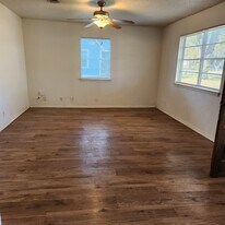 402 E Hinton St in Tioga, TX - Building Photo