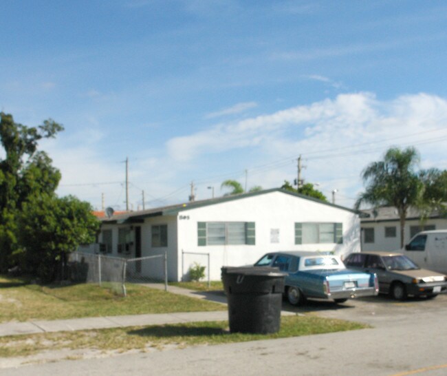 801-804 NW 10th St in Hallandale Beach, FL - Building Photo - Building Photo