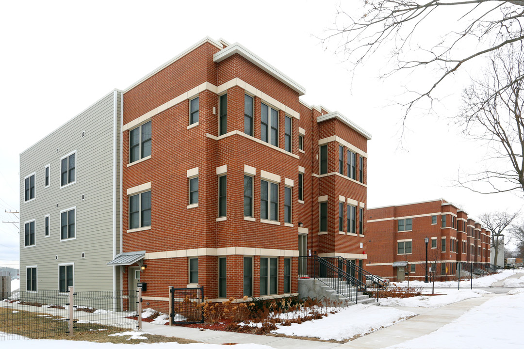 Emerson Square Apartments in Evanston, IL - Foto de edificio