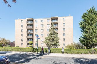 Village Plaza in Flushing, NY - Foto de edificio - Building Photo